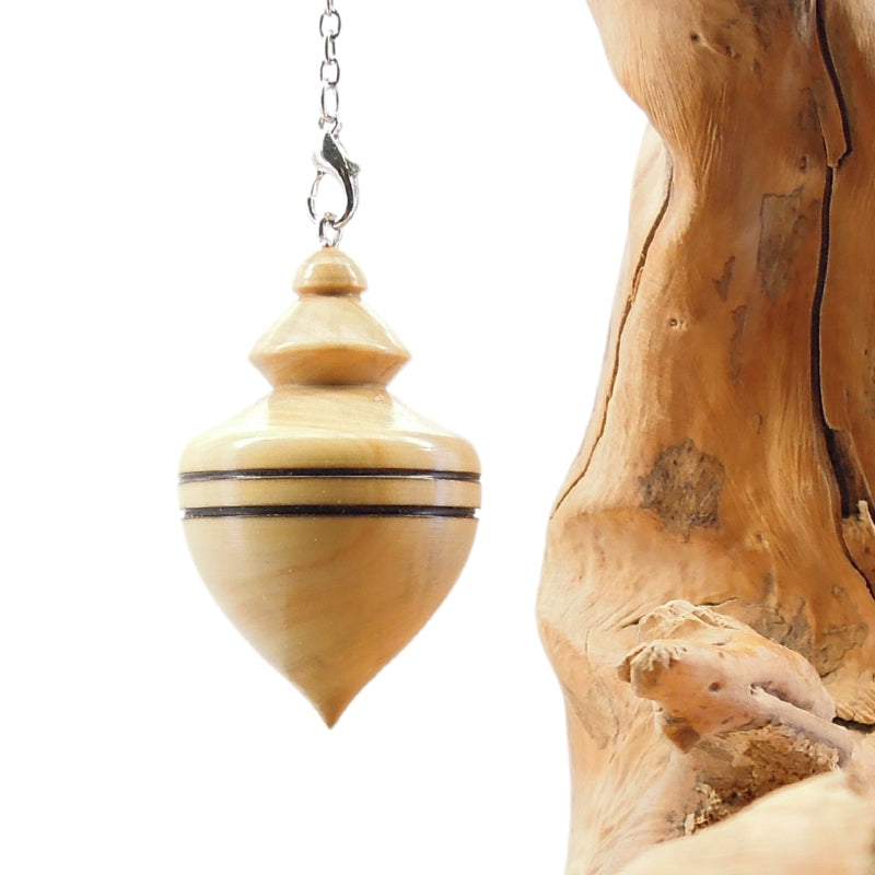 Pendule artisanal de radiesthésie en buis avec chainette.