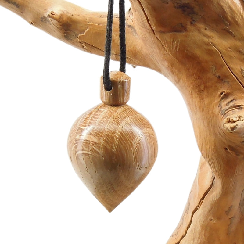 Pendule artisanal divinatoire de radiesthésie en chêne avec oeilleton.