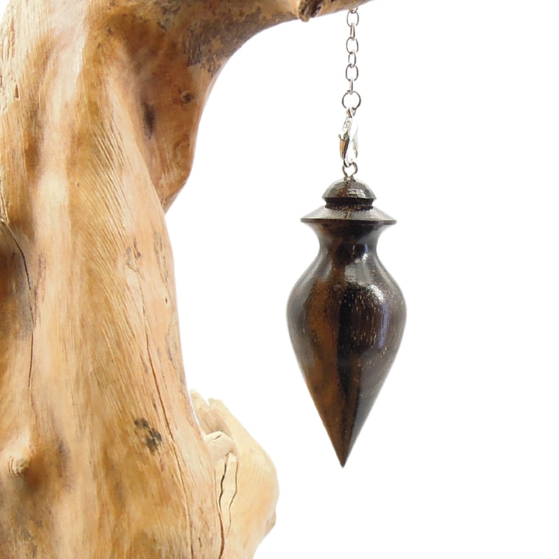 Pendule artisanal de radiesthésie en ziricote avec chainette.