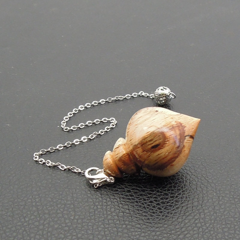 Pendule artisanal de radiesthésie en hêtre échauffé avec chainette.