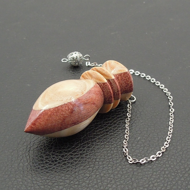 Pendule artisanal de radiesthésie en amarante et frêne avec chainette.