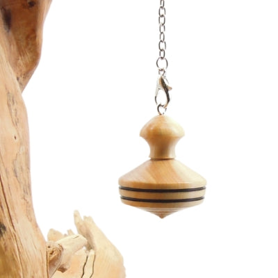 Pendule artisanal de radiesthésie en buis avec chainette.