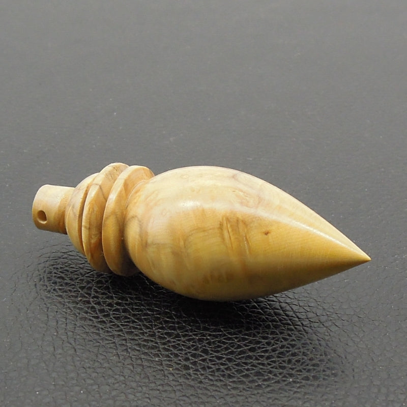 Pendule artisanal de radiesthésie en loupe de buis avec oeilleton.