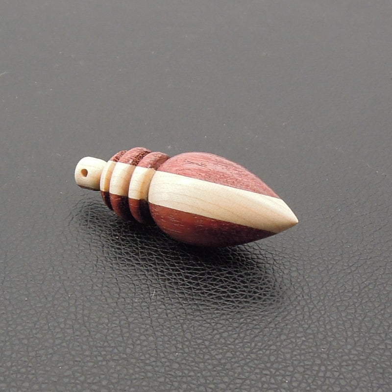 Pendule artisanal de radiesthésie en amarante et érable avec oeilleton.