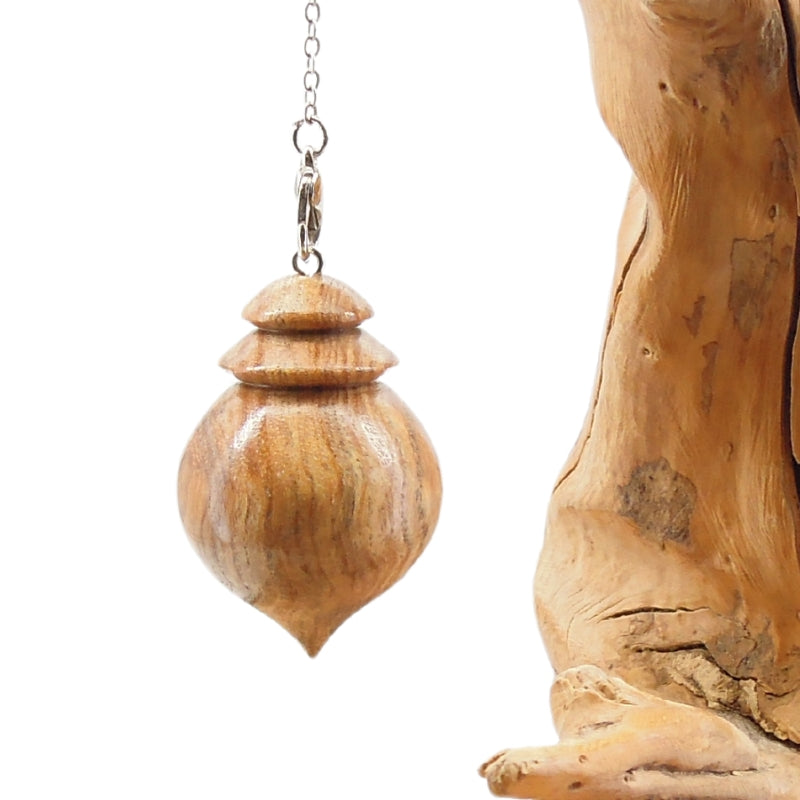 Pendule artisanal divinatoire en frêne olivier avec chainette..