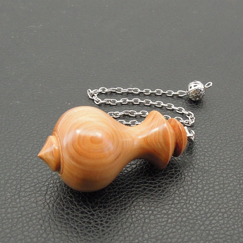 Pendule artisanal de radiesthésie en cade avec chainette.