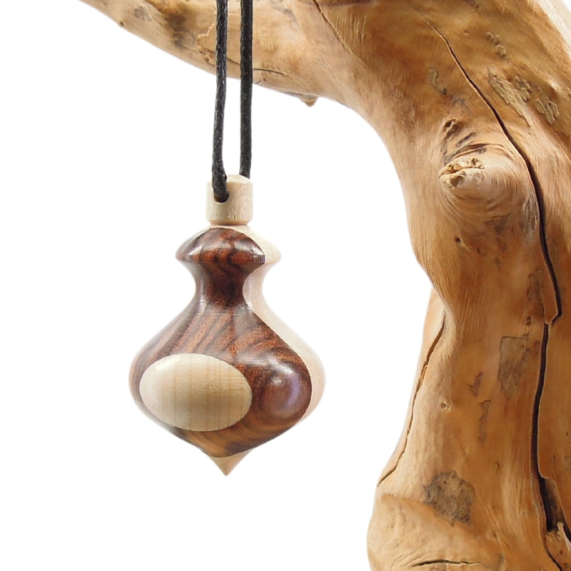 Pendule artisanal de radiesthésie en palissandre santos et érable avec oeilleton.