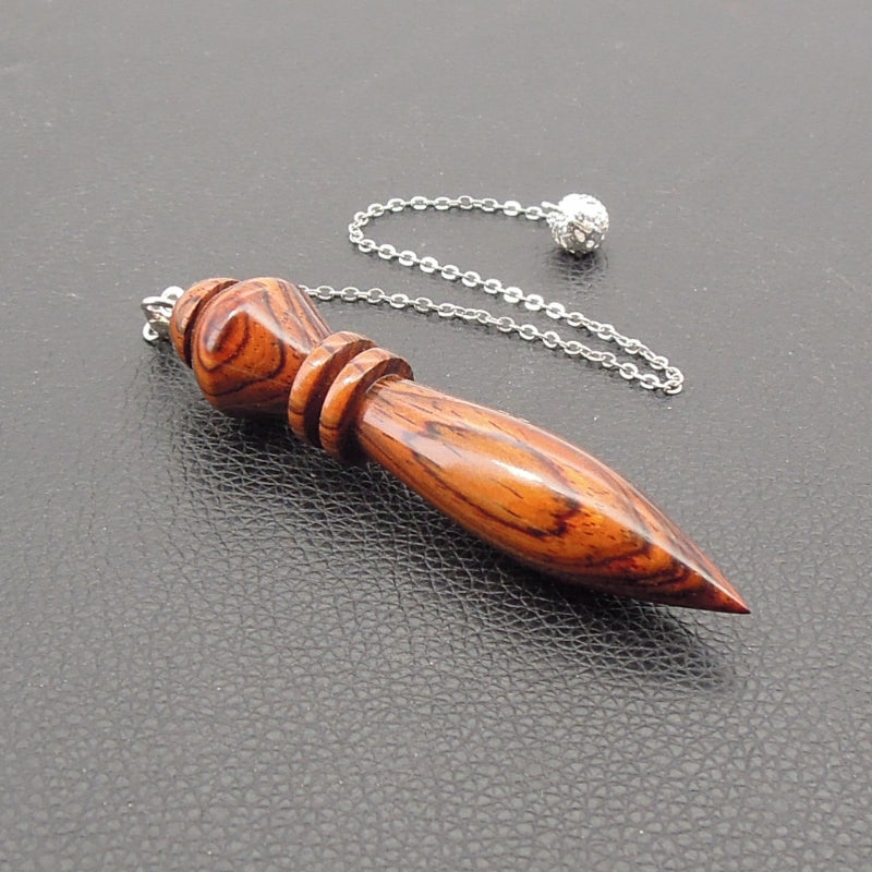 Pendule artisanal de radiesthésie en cocobolo avec chainette.