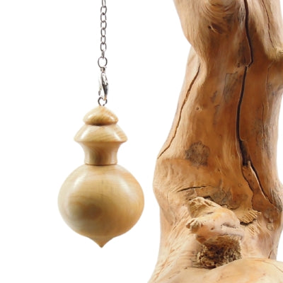 Pendule artisanal de radiesthésie en buis avec chainette.