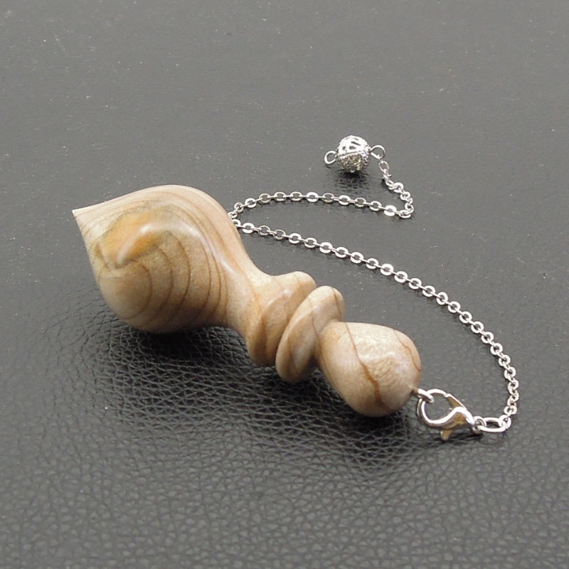 Pendule artisanal de radiesthésie en magnolia avec chainette.