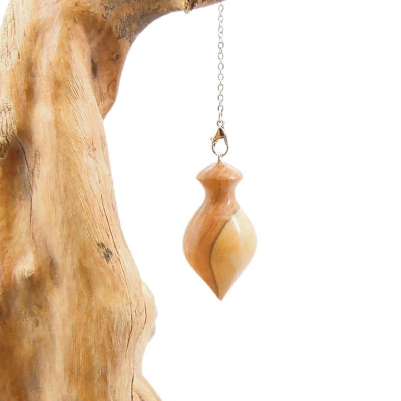 Pendule artisanal de radiesthésie en prunier avec chainette.
