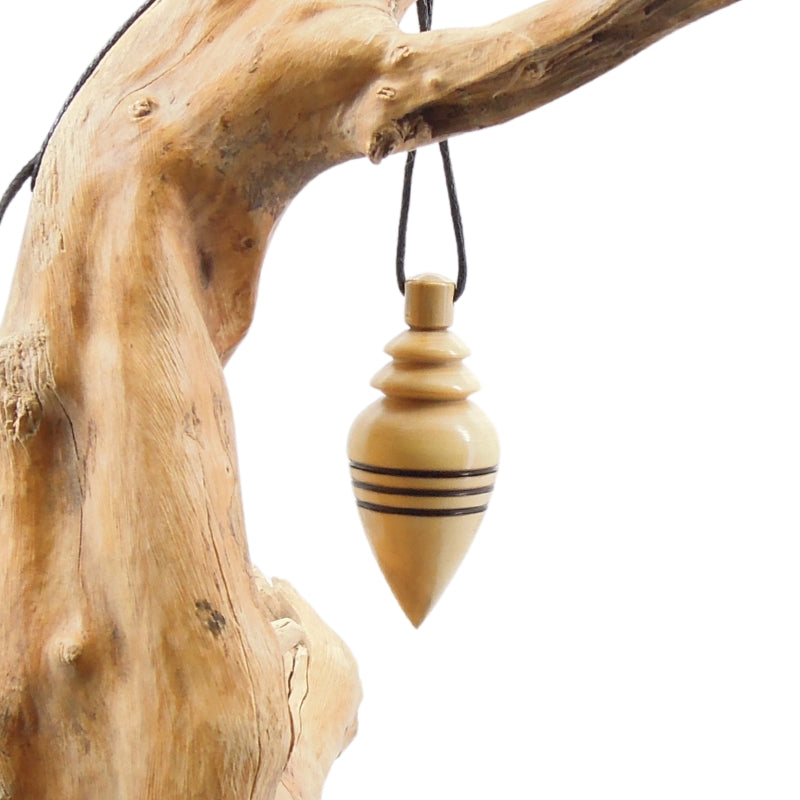 Pendule artisanal de radiesthésie en buis avec oeilleton.