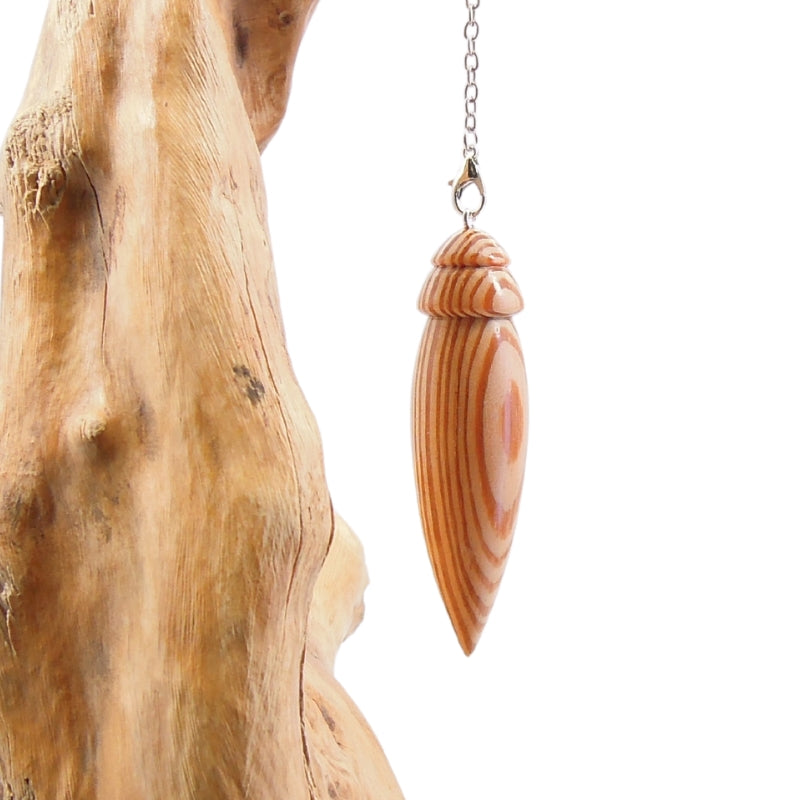 Pendule artisanal divinatoire de radiesthésie en résineux avec chainette.