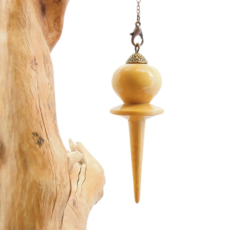 Pendule artisanal de radiesthésie en buis avec coupelle et chainette..