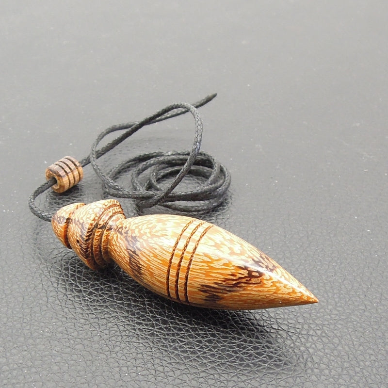 Pendule artisanal en palmier rose avec cordon collé.