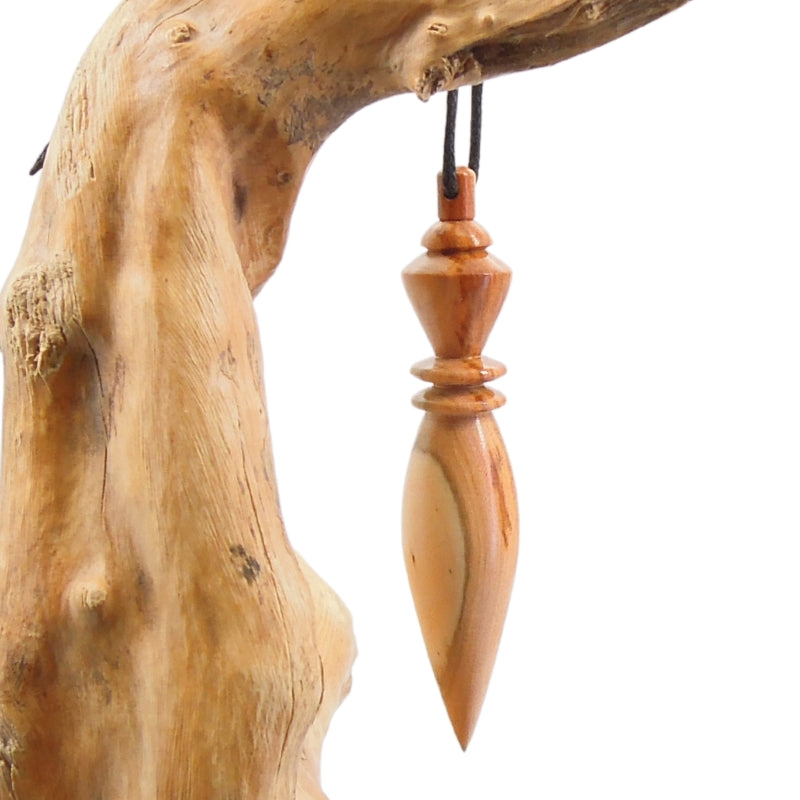 Pendule artisanal de radiesthésie en prunier avec oeilleton.