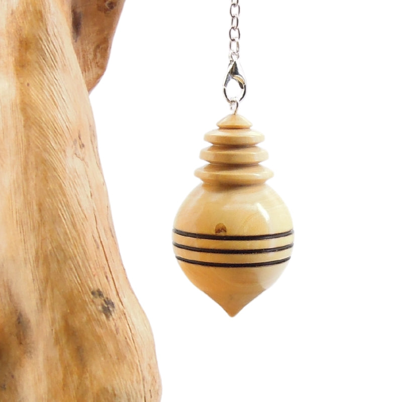 Pendule artisanal de radiesthésie en buis avec chainette.