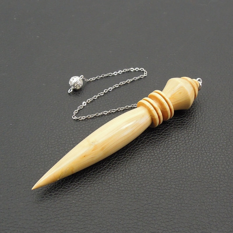 Pendule artisanal divinatoire en buis avec chainette.