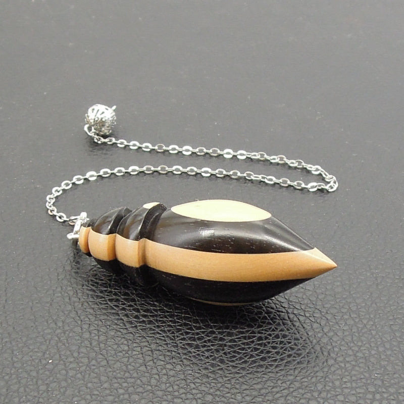 Pendule artisanal divinatoire en buis et ébène avec oeilleton