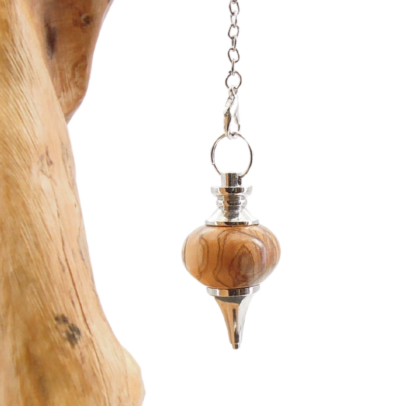 Pendule artisanal de radiesthésie en olivier avec chainette et monture métal.