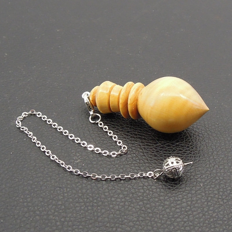 Pendule artisanal de radiesthésie en buis avec chainette.