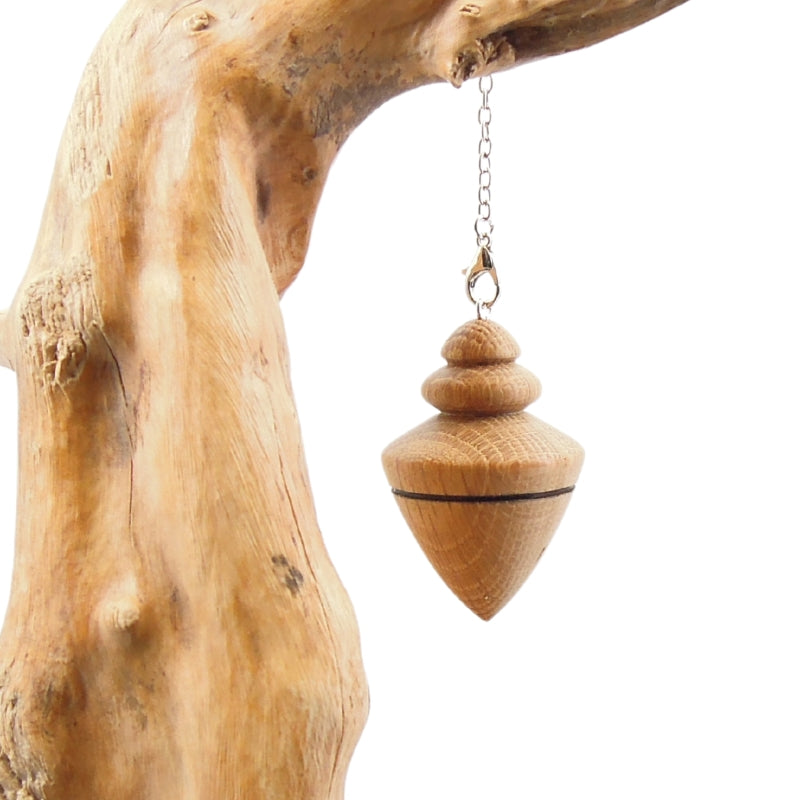 Pendule artisanal divinatoire de radiesthésie en chêne avec chainette.