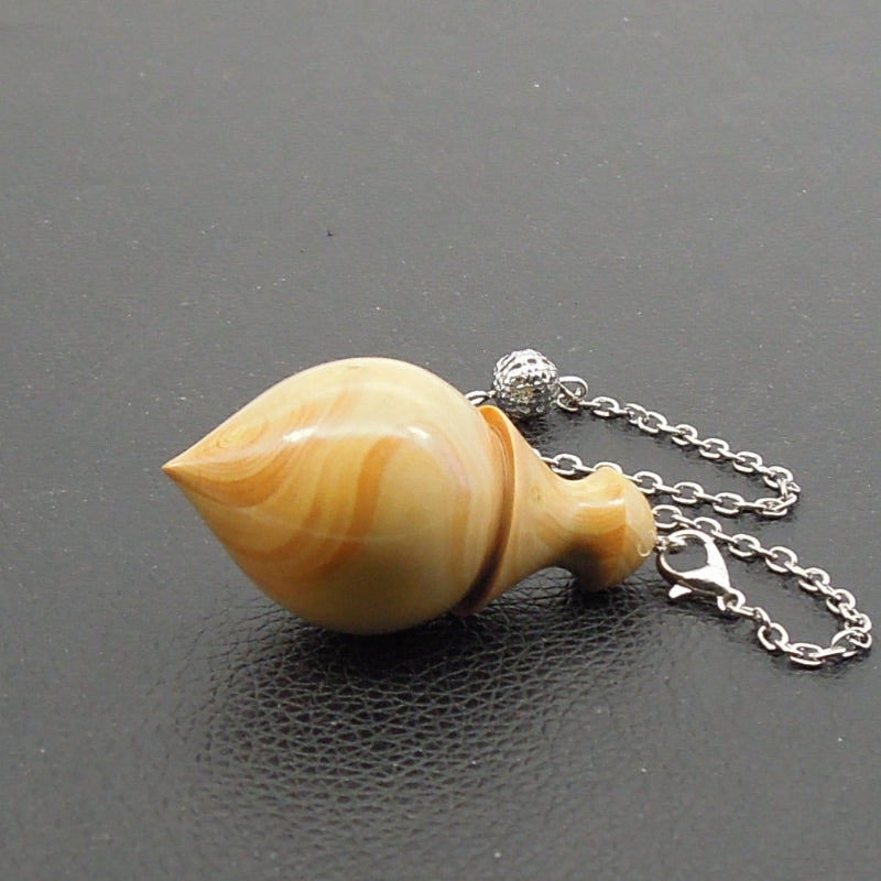 Pendule artisanal de radiesthésie en buis avec chainette.