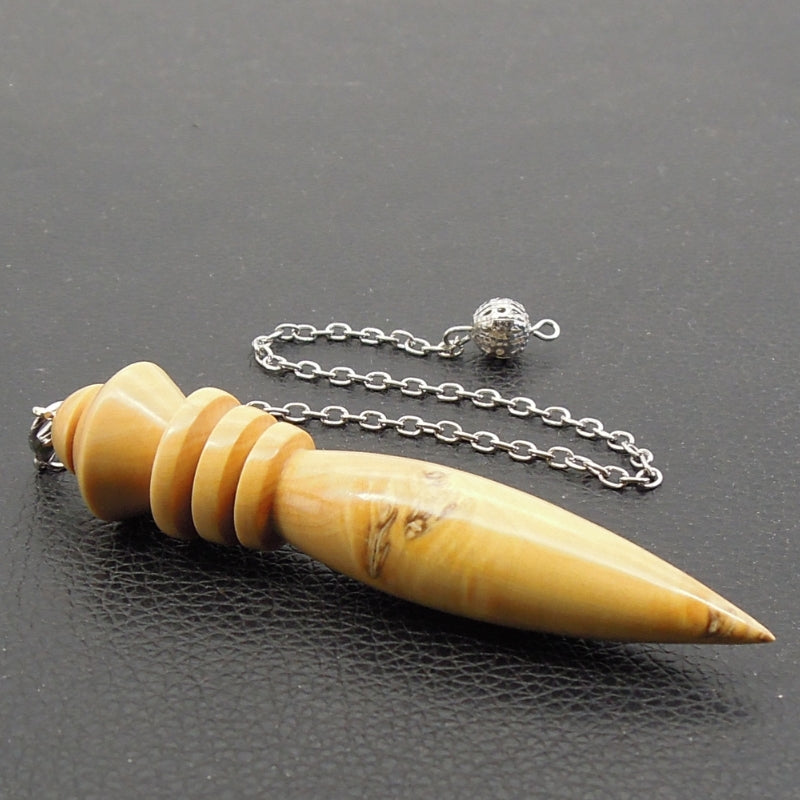 Pendule artisanal de radiesthésie en buis avec chainette.