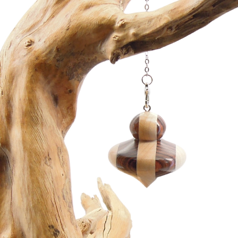 Pendule artisanal de radiesthésie en palissandre santos et érable avec chainette.