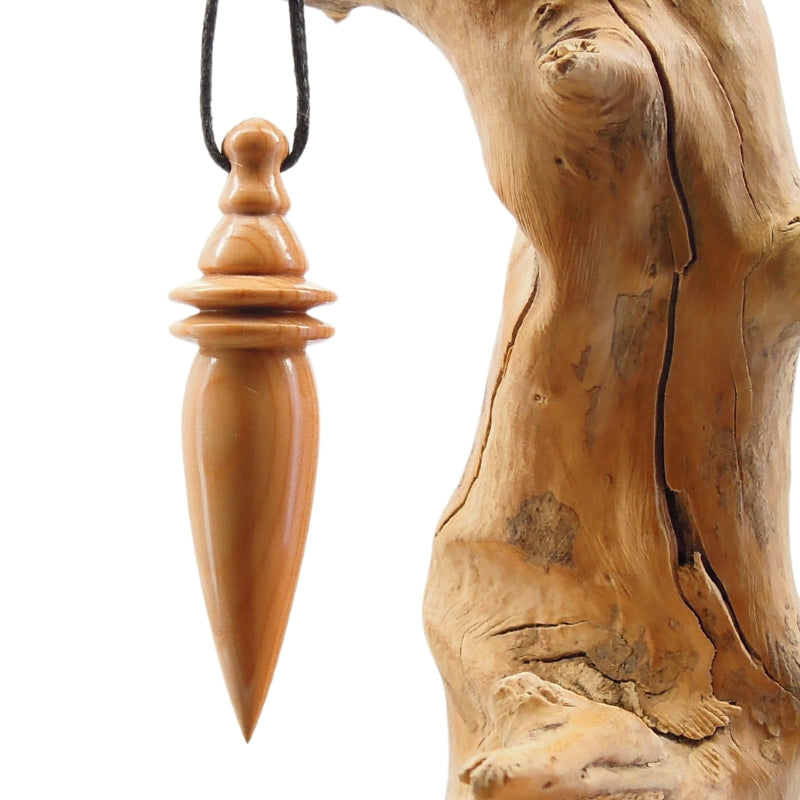 Pendule artisanal divinatoire en if avec oeilleton.