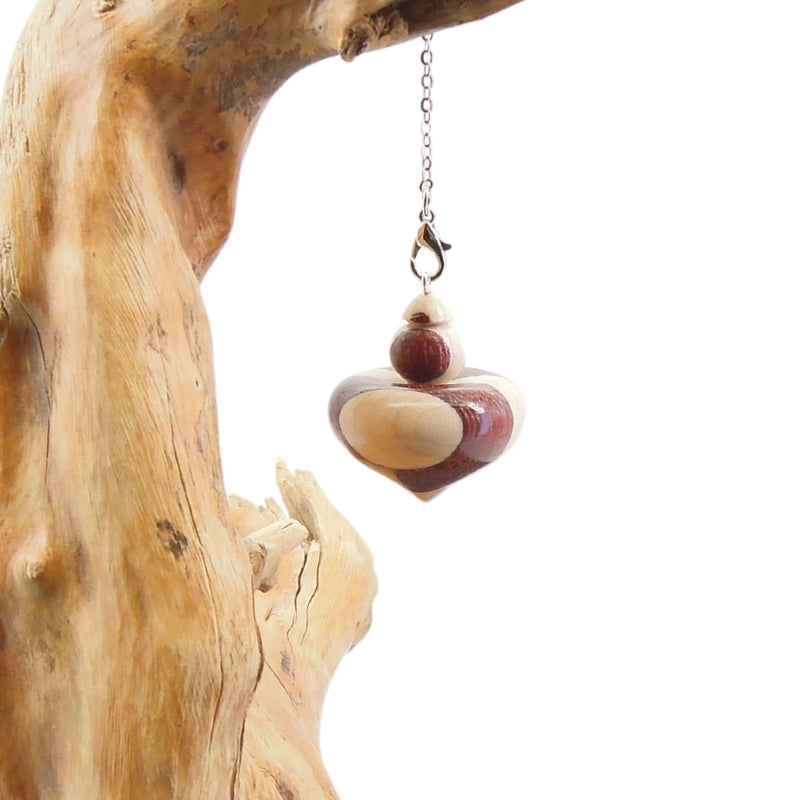 Pendule artisanal de radiesthésie en amarante et érable avec chainette.