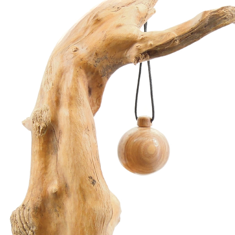 Pendule artisanal divinatoire en frêne olivier avec oeilleton.