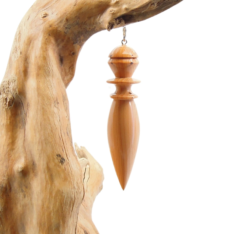 Pendule artisanal divinatoire en if avec chainette.