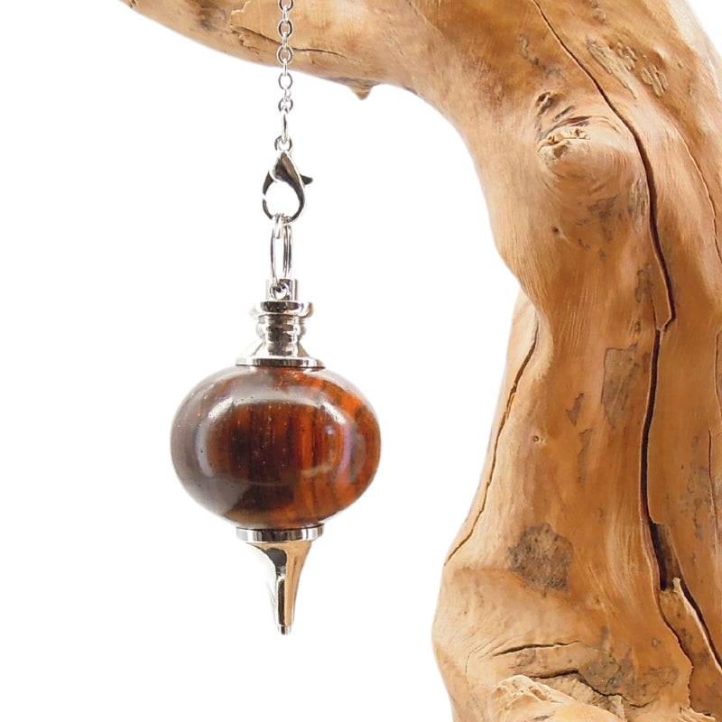 Pendule artisanal de radiesthésie en cocobolo avec chainette et monture métal.