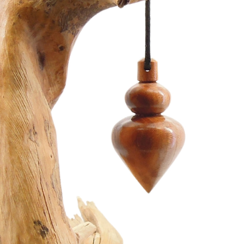 Pendule artisanal de radiesthésie en prunier avec oeilleton.