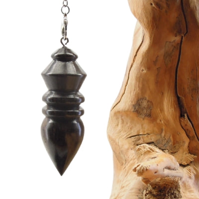 Pendule artisanal de radiesthésie en ébène avec chainette.