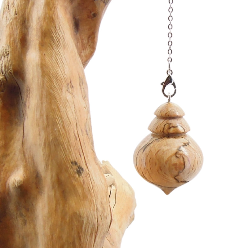 Pendule artisanal de radiesthésie en hêtre échauffé avec chainette.
