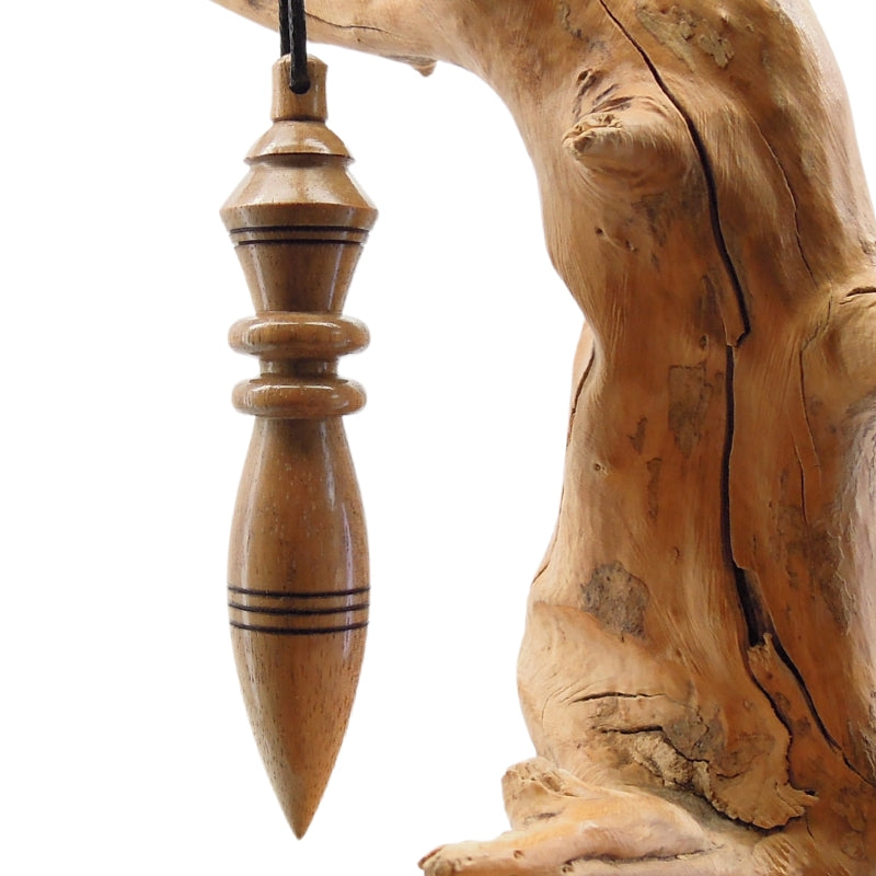 Pendule artisanal de radiesthésie en bois exotique avec oeilleton.