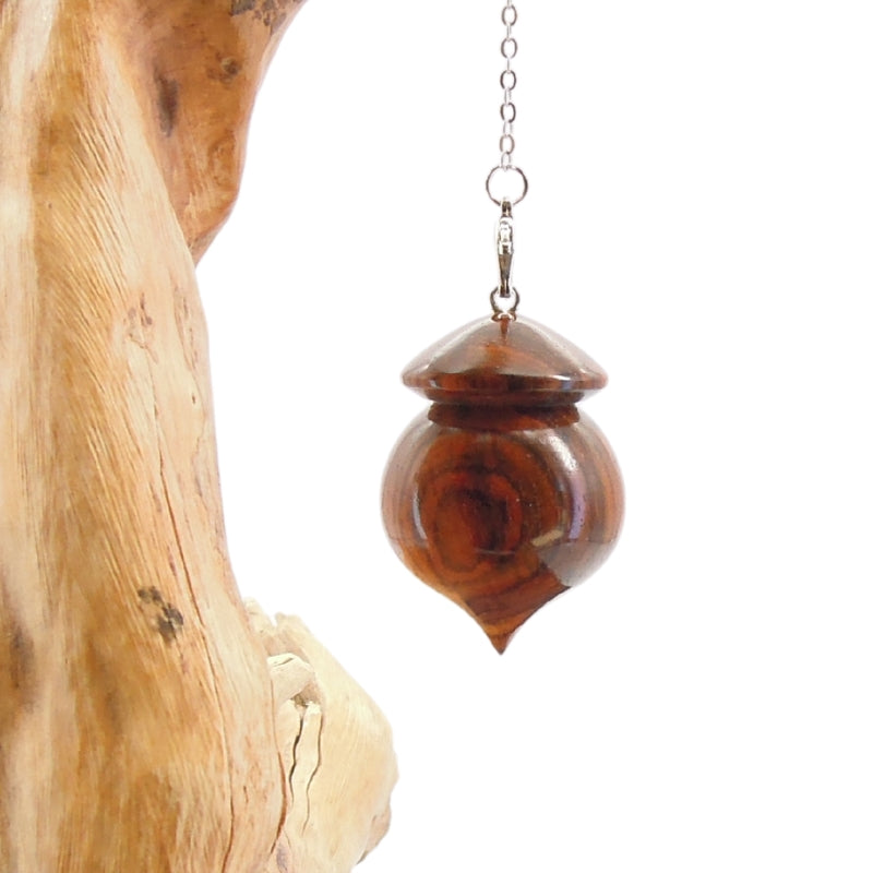 Pendule artisanal de radiesthésie en cocobolo avec chainette.