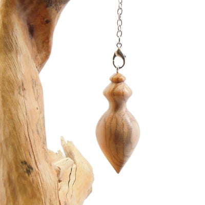 Pendule artisanal en olivier avec chainette.