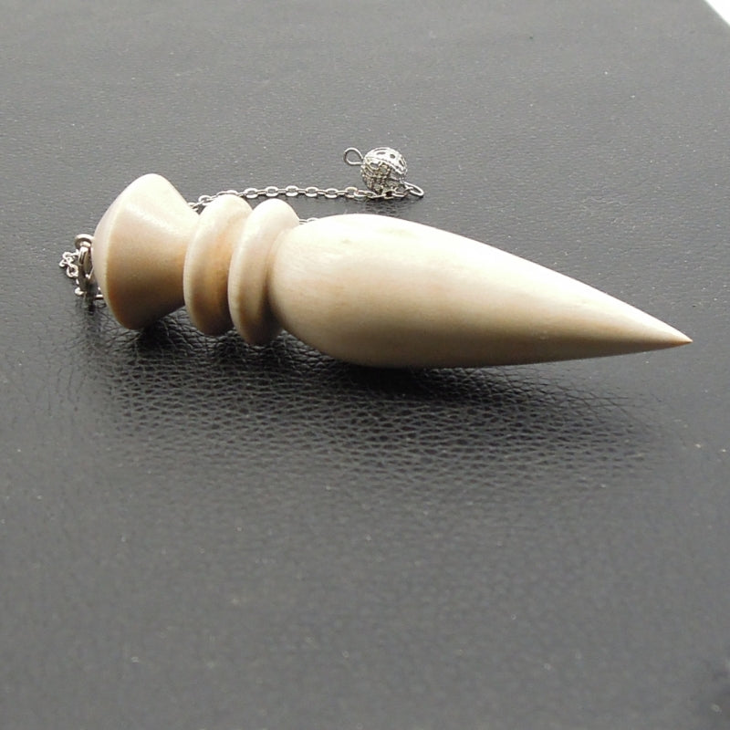 Pendule artisanal de radiesthésie en érable ondé avec chainette.