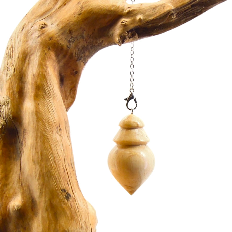Pendule artisanal divinatoire en charme échauffé avec chainette.