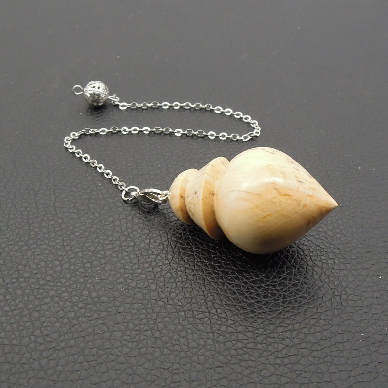 Pendule artisanal divinatoire en charme échauffé avec chainette.