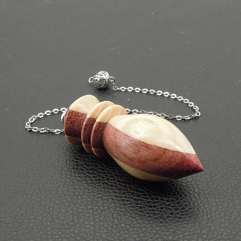 Pendule artisanal de radiesthésie en amarante et frêne avec chainette.