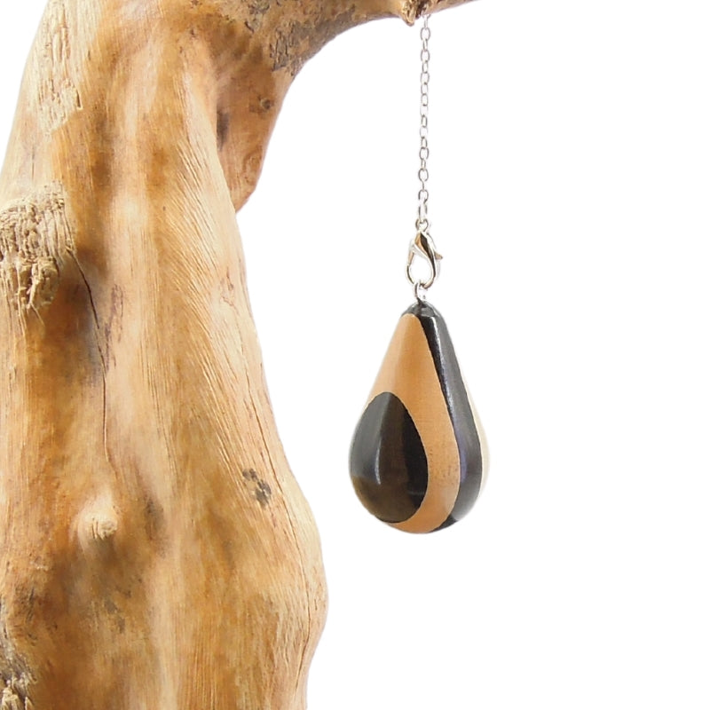 Pendule artisanal de radiesthésie en buis et ébène avec chainette.