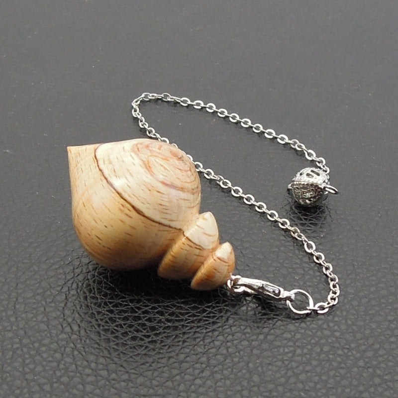 Pendule artisanal de radiesthésie en hêtre échauffé avec chainette.