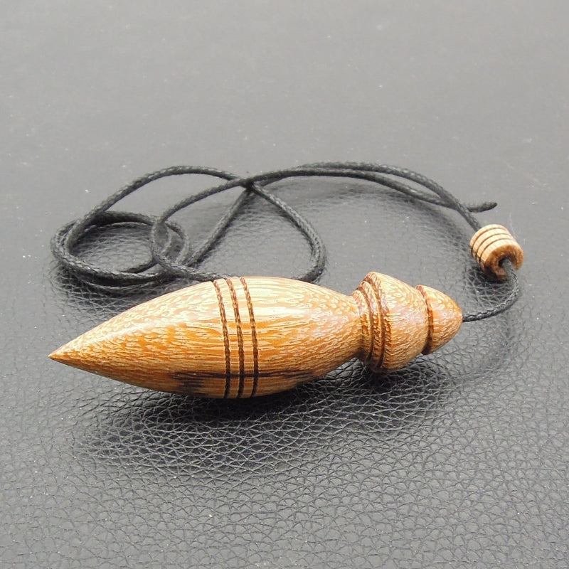 Pendule artisanal en palmier rose avec cordon collé.