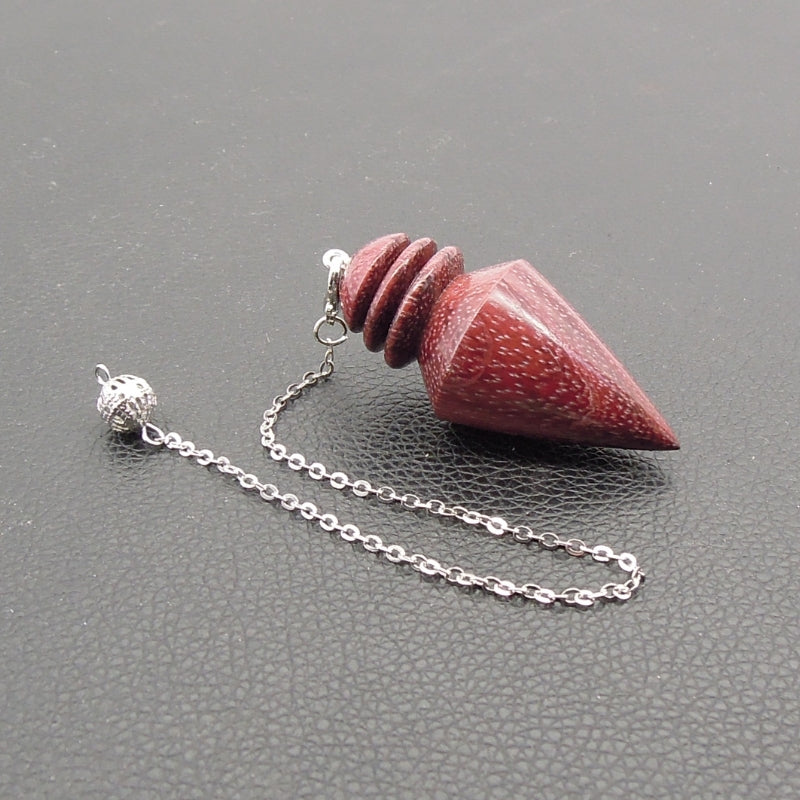 Pendule artisanal de radiesthésie en amarante avec chainette.