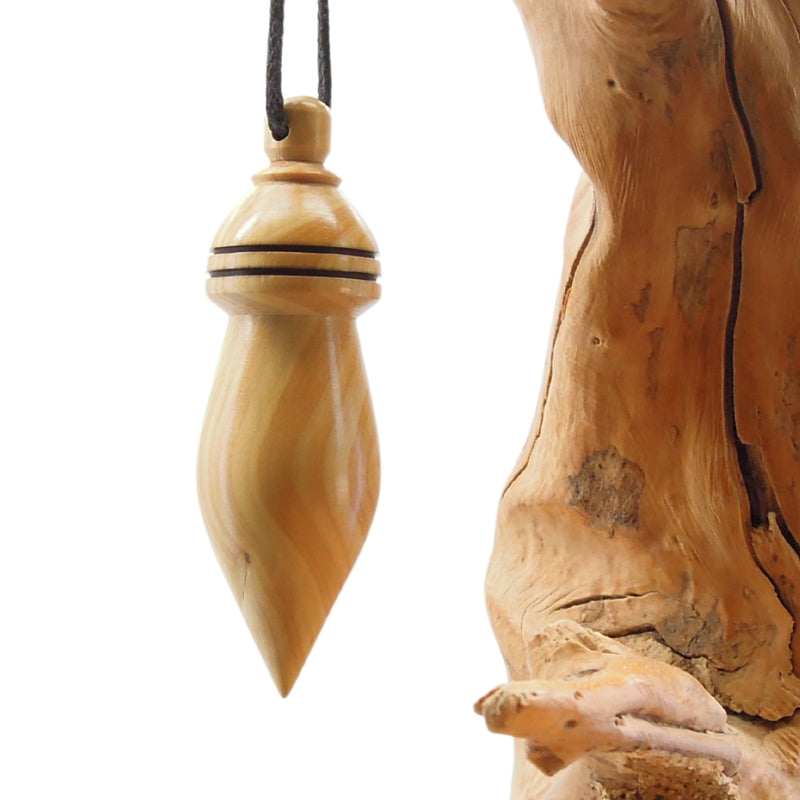 Pendule artisanal de radiesthésie en buis avec oeilleton.