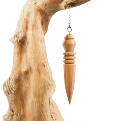 Pendule artisanal en olivier avec chainette.